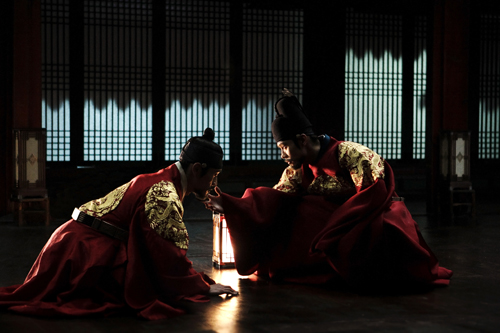 The plot based on facts of Joseon Dynasty combined with an imagination inspired from historical record itself lights up the film